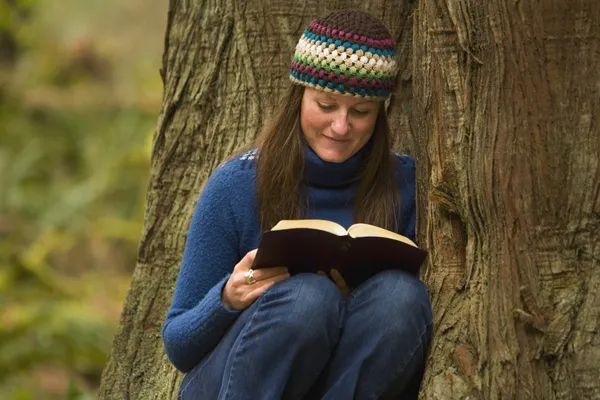 Een vrouw die een boek leest — Stockfoto