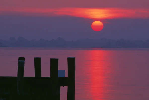 Sunrise Overlooking Pier — Stock Photo, Image