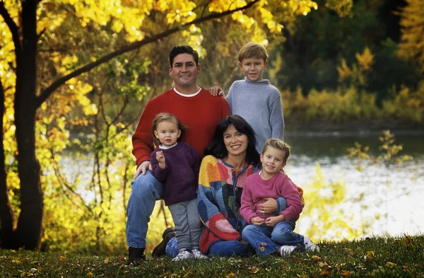 Портрет сім'ї в парку річкою — стокове фото