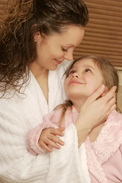 Mamma och dotter i kläder — Stockfoto