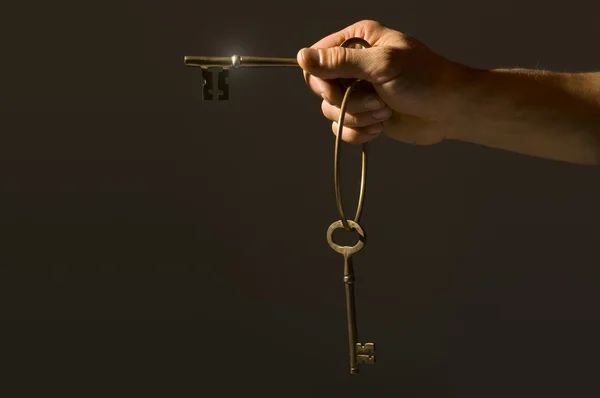 Hand som håller nycklar — Stockfoto