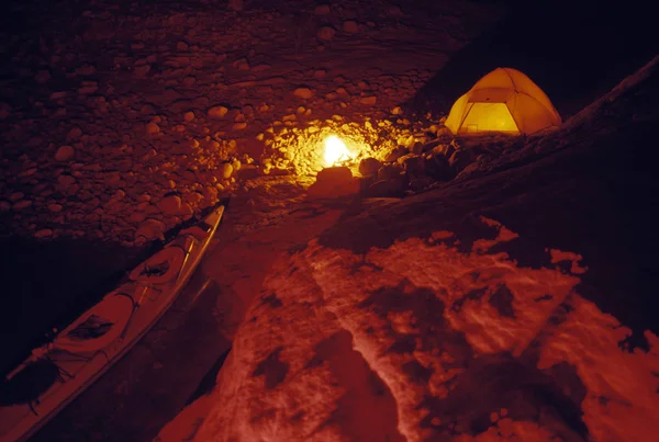 Camping Y Kayak Por la noche —  Fotos de Stock