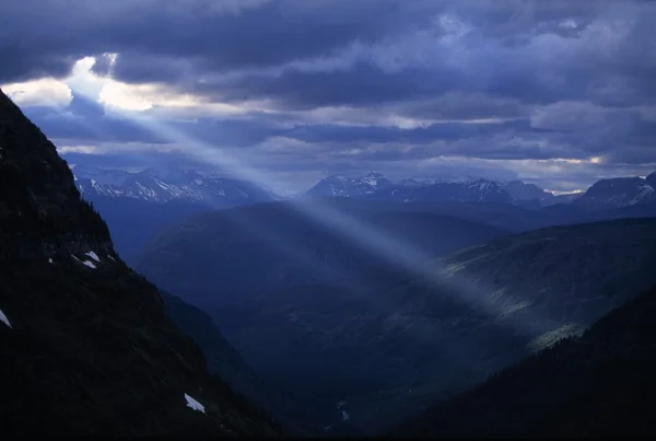 Sonnenstrahlen strömen durch Wolken — Stockfoto