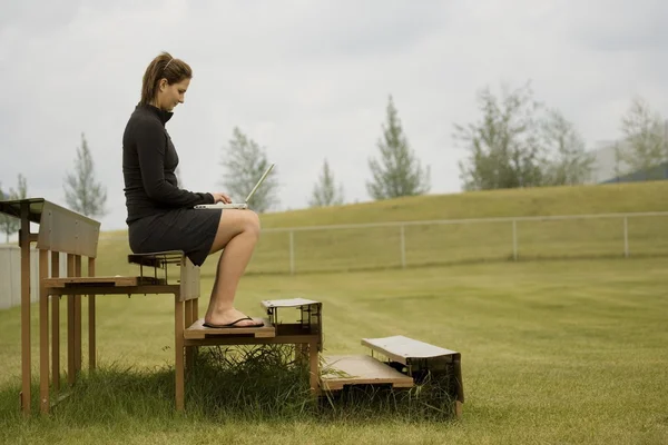 Student pracuje na notebooku — Stock fotografie