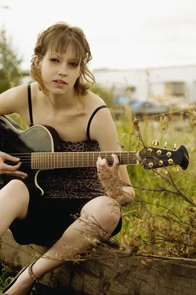 Frau spielt Gitarre — Stockfoto