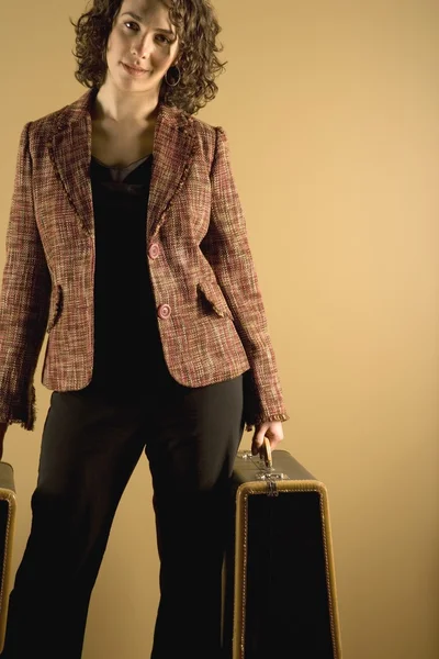 Kvinna med resväskor — Stockfoto