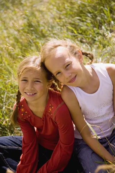 Два молодих дівчат — стокове фото