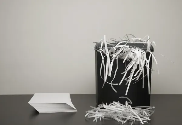 Papel triturado en una lata de basura — Foto de Stock