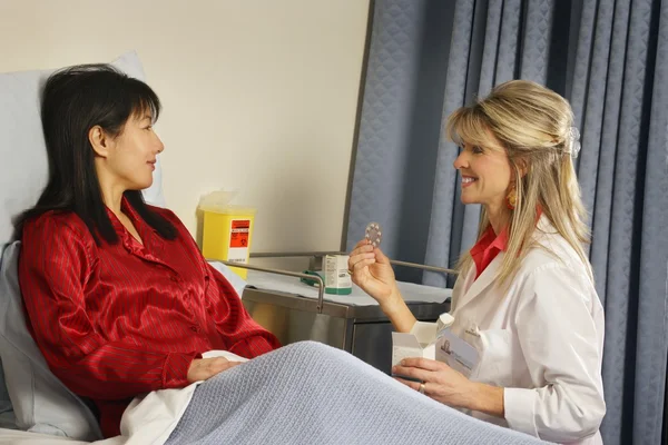 Doctor Giving Patient Prescription — Stock Photo, Image