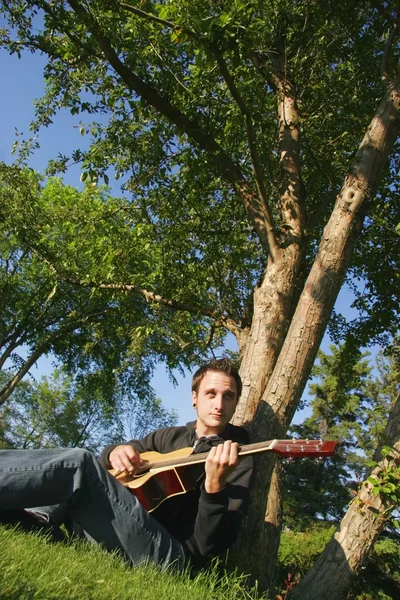 Hombre tocando la guitarra acústica — Foto de Stock