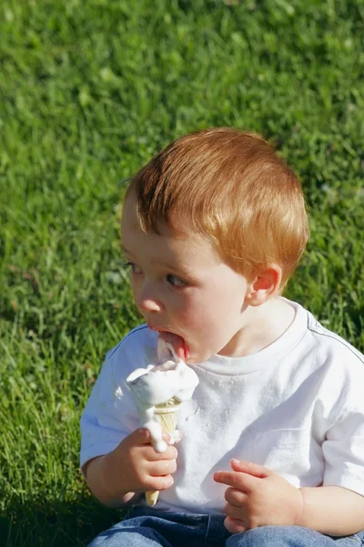 Młody chłopiec jedzący lody — Zdjęcie stockowe