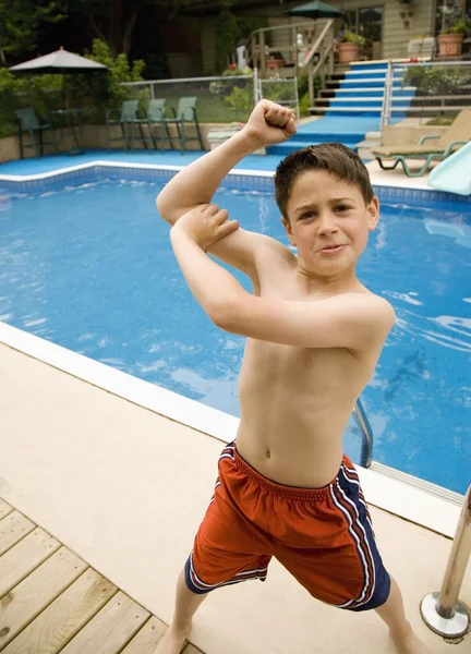 Junge zeigt seinen Bizeps — Stockfoto