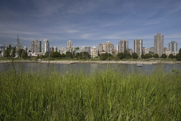 Vista de un paisaje urbano a través de una bahía — Foto de Stock