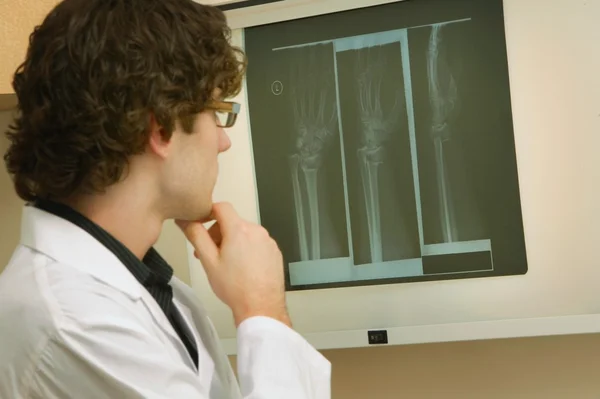 Doctor Reading X-Rays — Stock Photo, Image