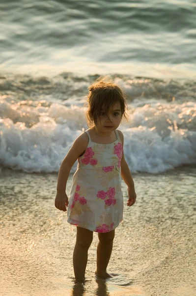 Fille à la plage — Photo