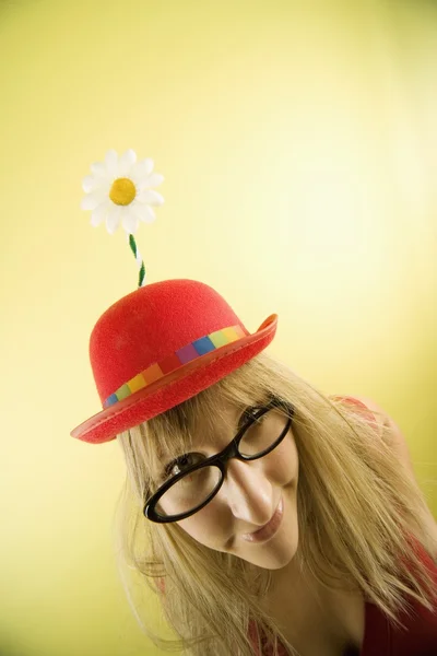 Mulher com chapéu de palhaço — Fotografia de Stock