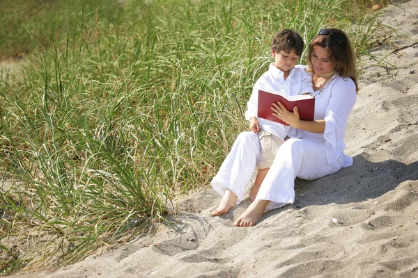 Madre e hijo leyendo la Biblia — Foto de Stock