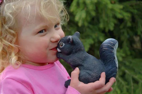 Νεαρό κορίτσι φιλί ένα στολίδι σκίουρος — Φωτογραφία Αρχείου