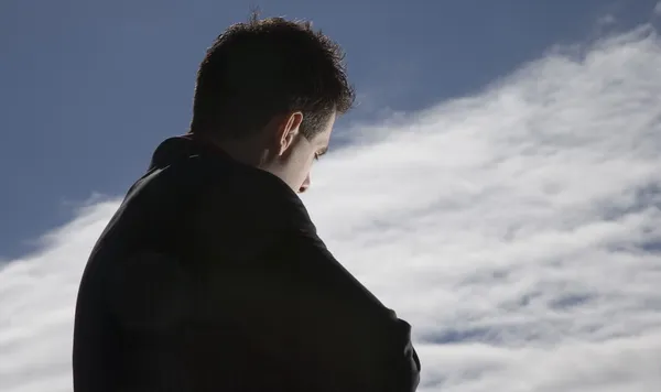 Un uomo girato verso un cielo aperto — Foto Stock