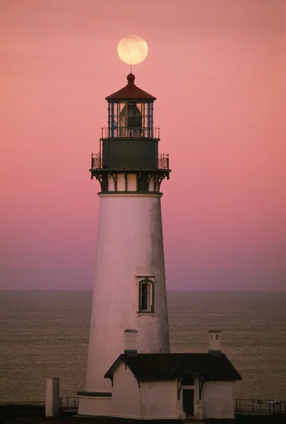 Full Moon Over Yaquina Head Light — Stock Photo, Image