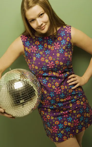 Lachen meisje houdt van een discobal — Stockfoto