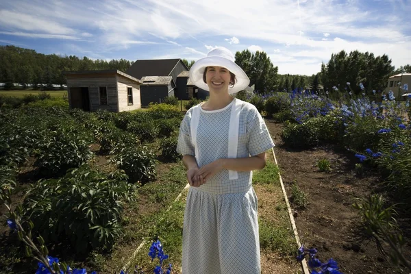 Femme dans le jardin — Photo