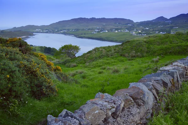 Vista panorâmica de uma aldeia na Irlanda do Norte — Fotografia de Stock