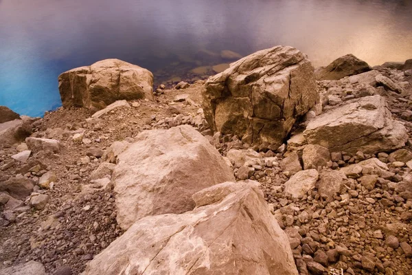 Rochers au bord de l'eau — Photo