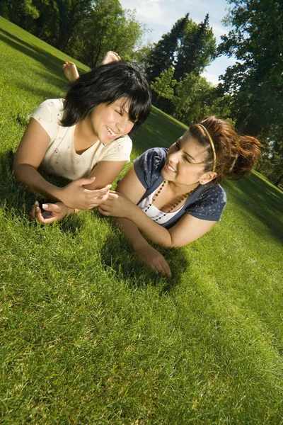 Mädchen lachen im Gras — Stockfoto