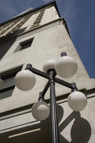 Straat lamp en het gebouw — Stockfoto