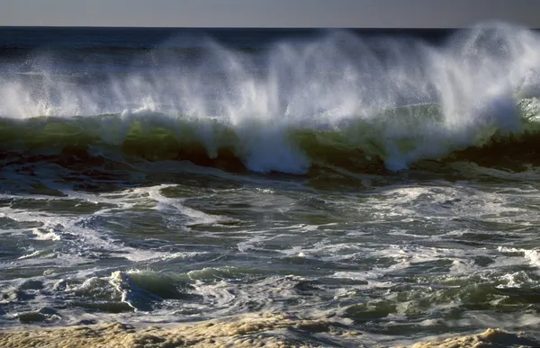 Golven die breken langs de kust — Stockfoto