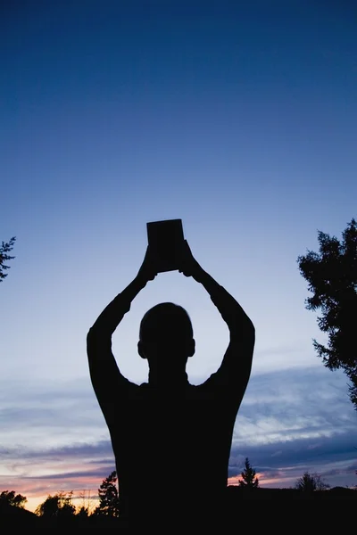 Man With Bible Raised To The Heavens — Stock Photo, Image
