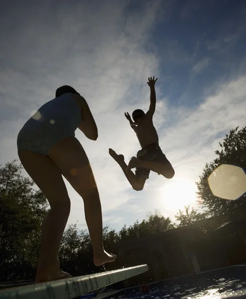 Uppskjutning i luften från en trampolin — Stockfoto