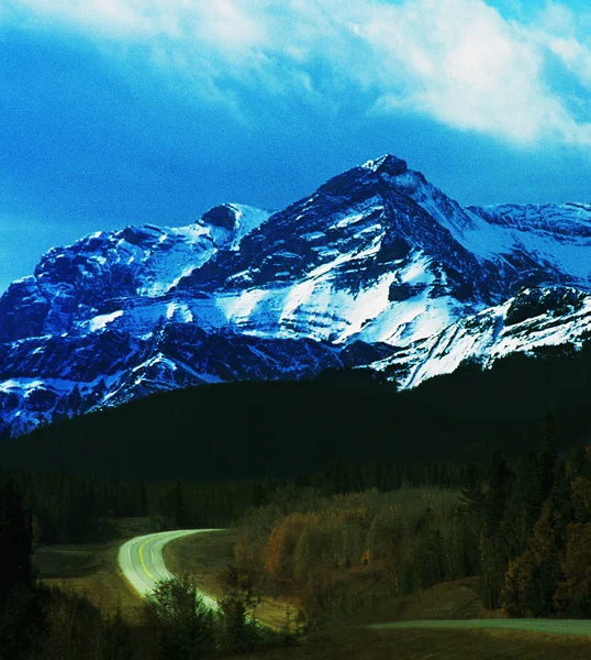 Snow-Covered Mountain With Winding Road — Stock Photo, Image