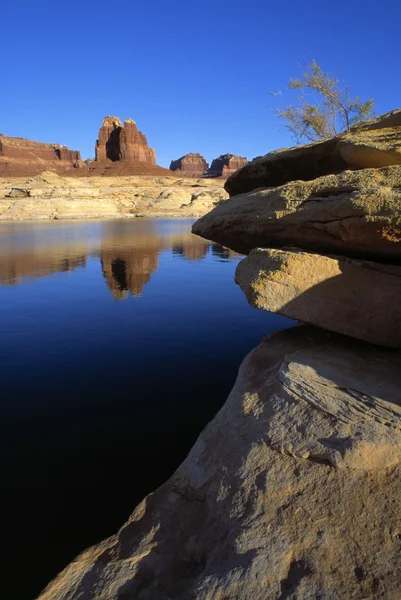 Formaciones de arenisca con reflexión sobre el agua — Foto de Stock