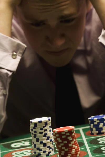 Uomo che perde alla roulette — Foto Stock