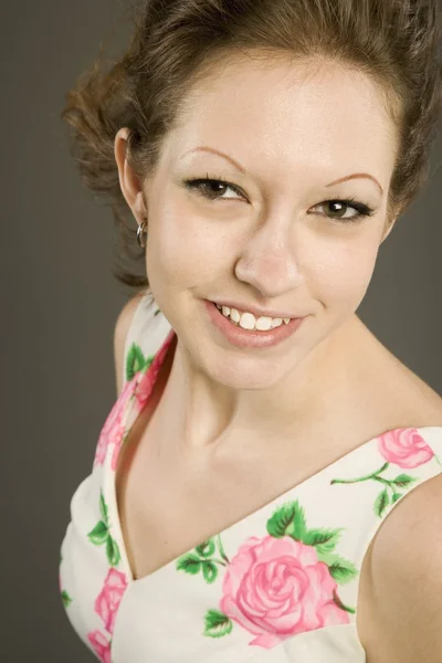 Jonge vrouw in zomer shirt — Stockfoto