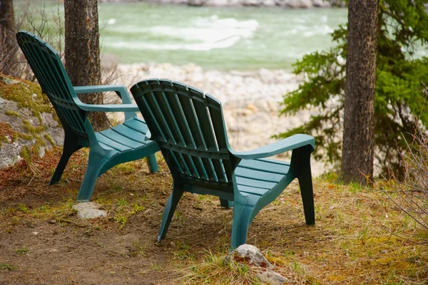 Cadeiras de gramado situadas perto da água — Fotografia de Stock