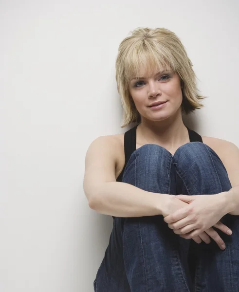 Retrato de una mujer rubia — Foto de Stock