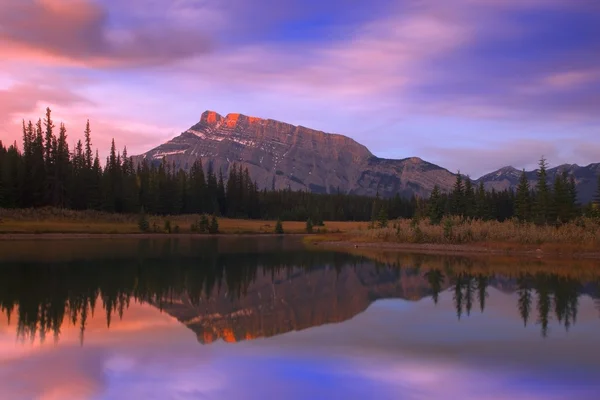 Mount rundle a kaskády rybníků v banff, alberta, Kanada — Stock fotografie