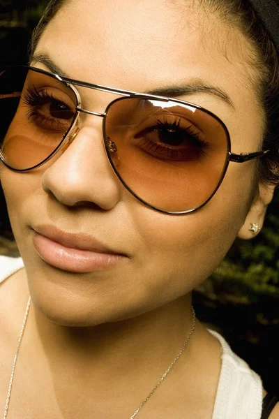 Mujer usando gafas de sol —  Fotos de Stock