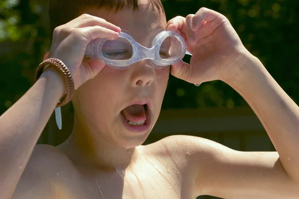 Menino com óculos de natação — Fotografia de Stock