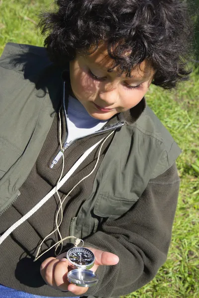 Jongen met een kompas — Stockfoto