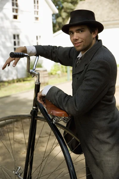 Homem no traje do período com uma antiguidade Unicycle — Fotografia de Stock