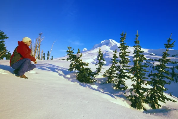 雪に覆われた斜面上の人 — ストック写真