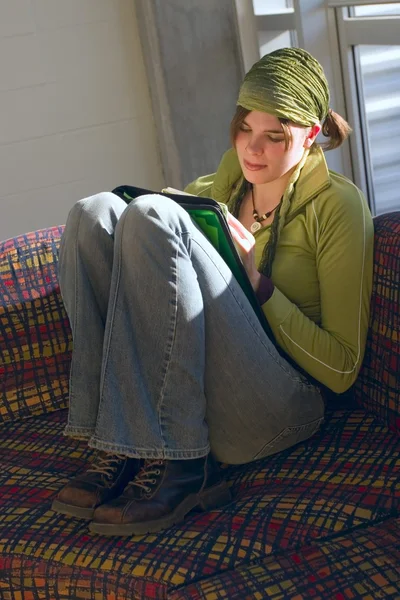 Adolescente leitura da menina — Fotografia de Stock