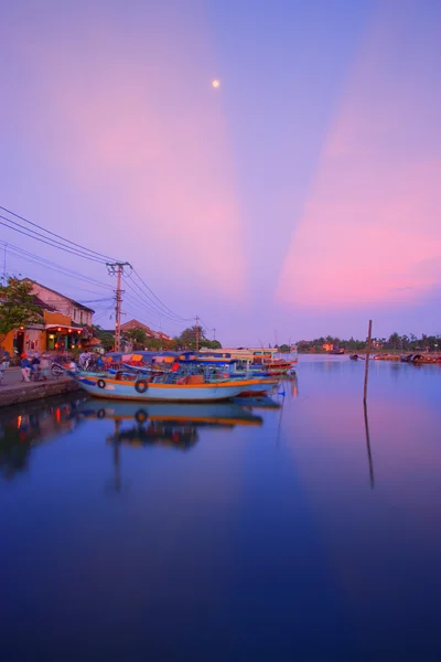 Vietnam, hoi an, turistické lodě od řeky thu bon — Stock fotografie