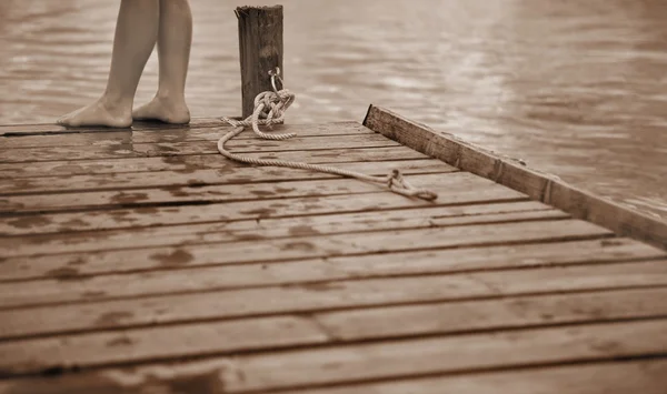 Kind steht am Ende einer Seebrücke — Stockfoto
