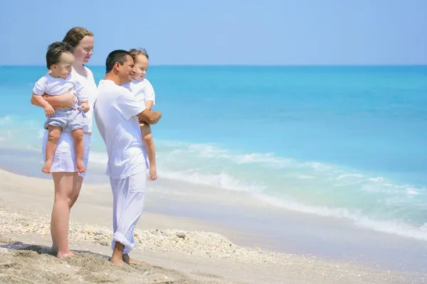 Famiglia che guarda verso l'oceano — Foto Stock