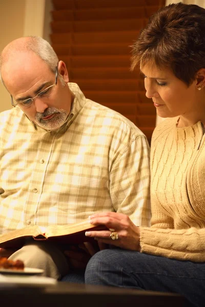 A Couple Reads The Word Together — Stock Photo, Image